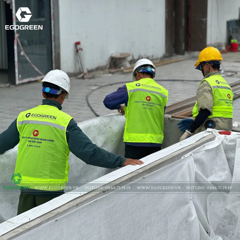 Đội ngũ thi công được trang bị đầy đủ bảo hộ, tuân thủ quy trình làm việc tại công trường.